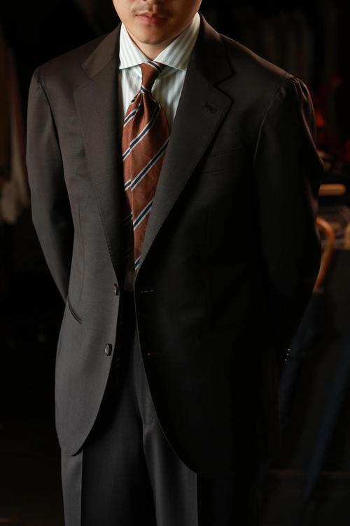 黑西装搭配最经典十款_职场休闲两不误