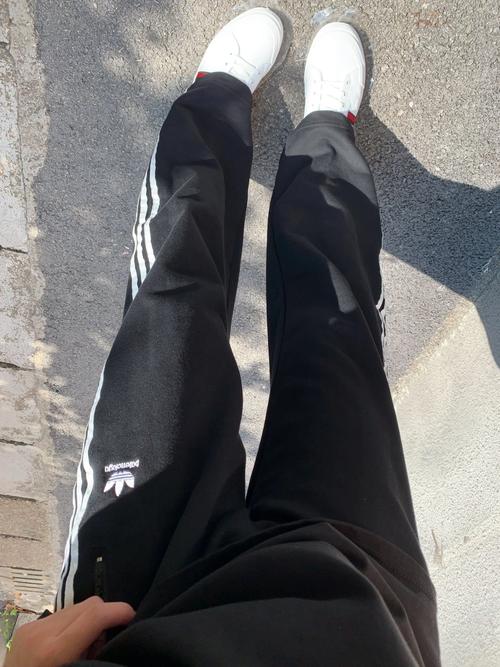 黑运动裤配什么颜色鞋_黑运动裤配鞋指南,时尚百搭! 黑运动裤配什么颜色鞋_黑运动裤配鞋指南,时尚百搭!