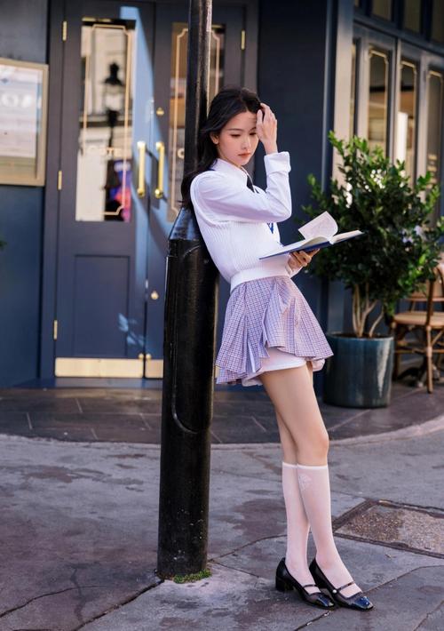 中长裙子怎么搭配袜子_中长裙配丝袜显气质，选对显高显瘦