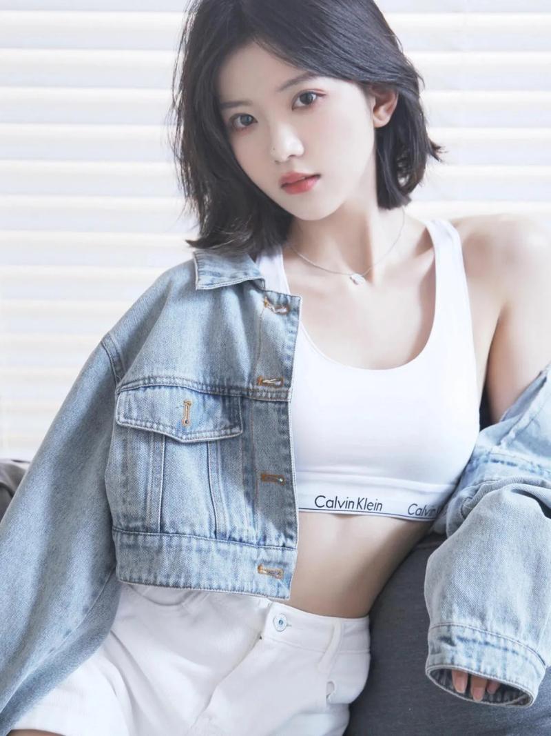 运动外套搭配露脐背心_运动装显活力！看明星如何穿出好身材