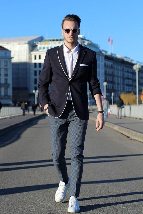 西装裤搭配运动鞋_西裤搭运动鞋时尚，长款藏肉短款轻，宽松包容，撞色显亮点