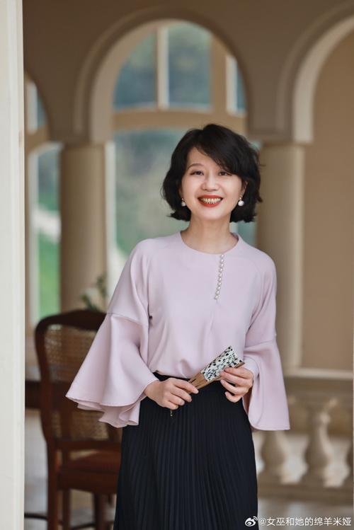 中年女性发型搭配珍珠_优雅盘发配珠饰显气质