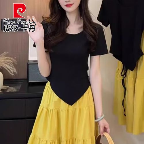 黄色t恤搭配黑色短裙_黄色T恤搭黑裙，显瘦亮眼显时尚