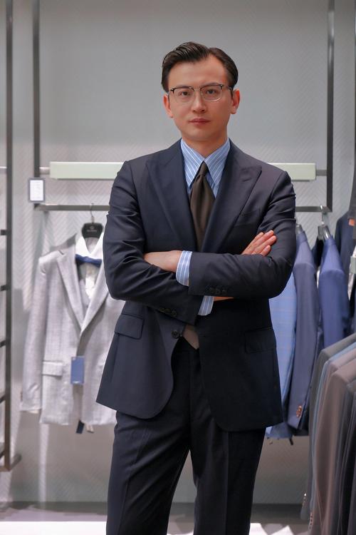 藏青色西服配什么裤子_白黑灰卡其牛仔各显色！