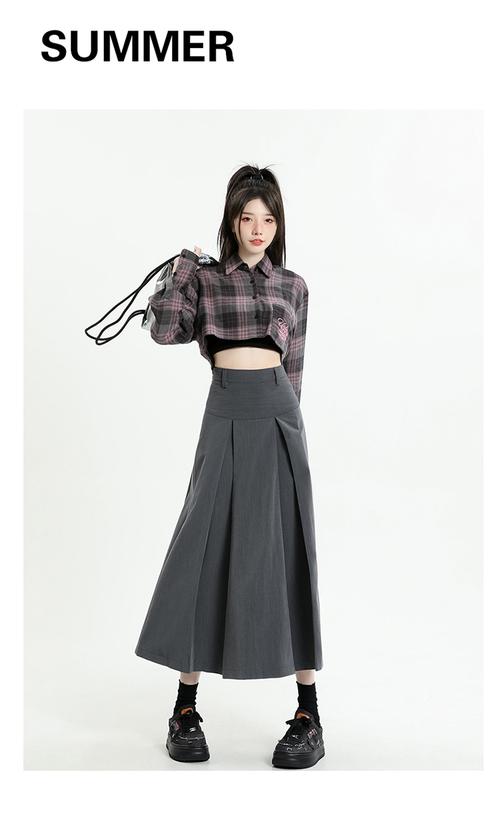 春天灰色百褶裙搭配什么裤袜_简约性感活力多！