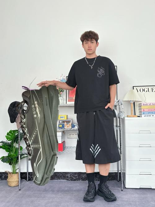 一身黑配什么颜色的鞋_鞋子颜色巧搭配，显高又时尚！