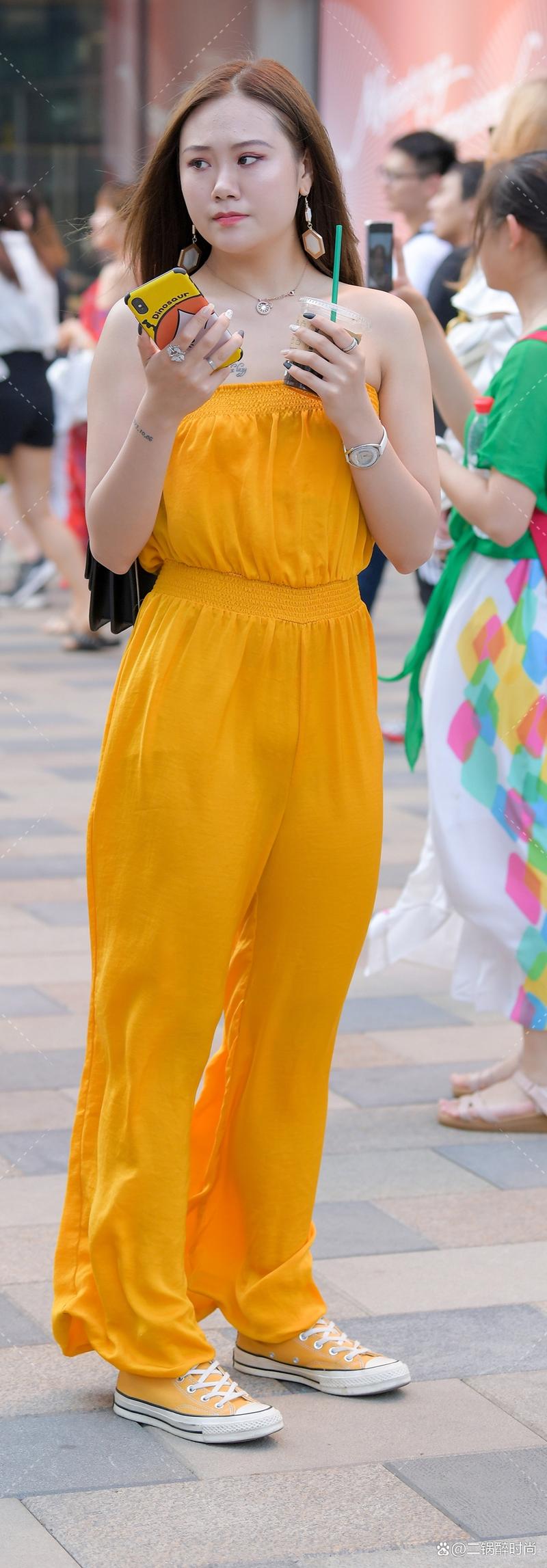 黄色运动鞋搭配什么上衣_黄色运动鞋配黑裤，活力十足！