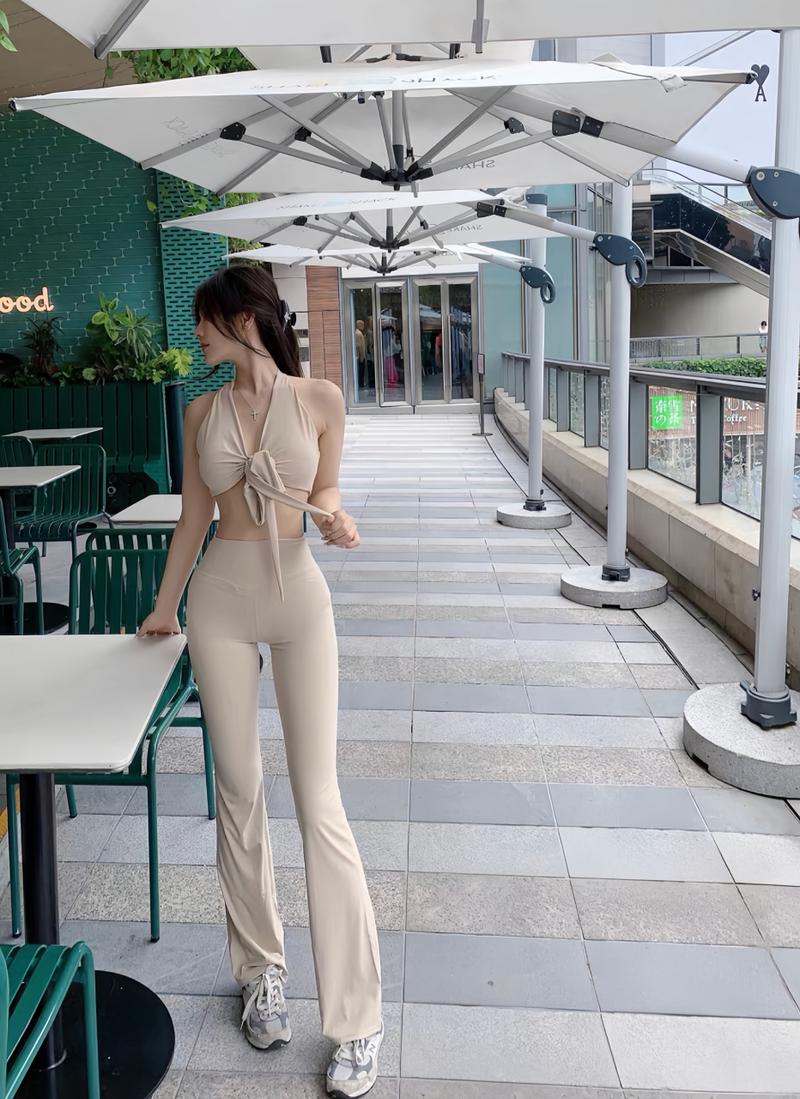 身穿肉色健身服做瑜伽_时尚与尴尬的界限