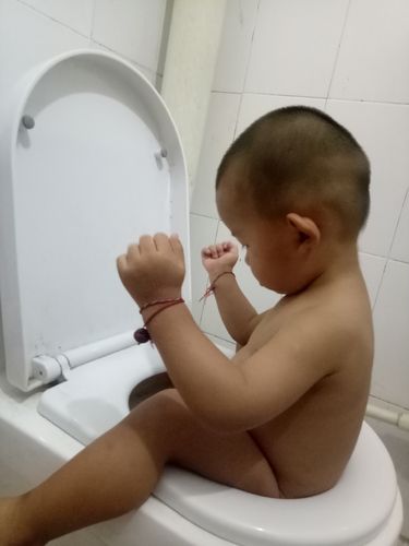 李惠桐婴儿动作发展的训练最佳_抬头翻身到坐爬走，家长注意安全引导