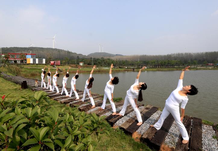 景区里练瑜伽动作舒展引人围观_山林瑜伽，身心放松好去处