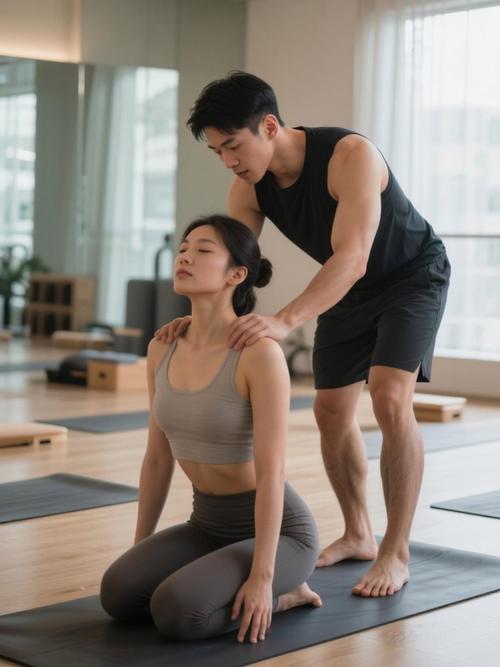 男人适合瑜伽教练吗_男性练瑜伽好处多，教练前景广