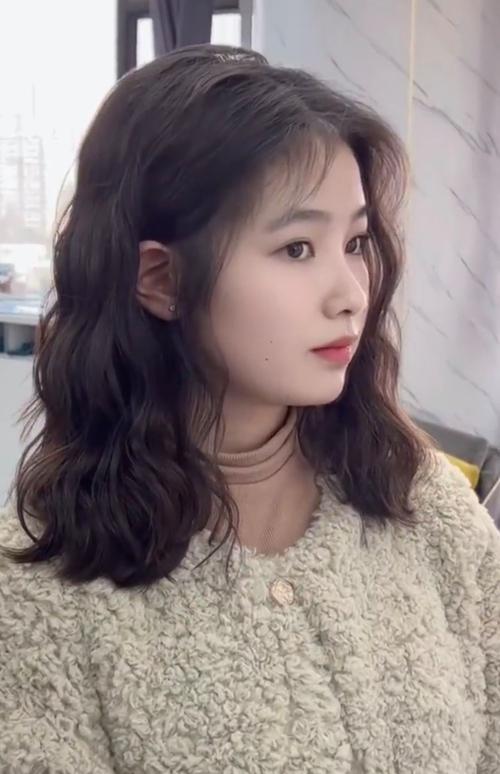 微微烫发型_慵懒柔美,男女皆宜的日常造型 微微烫发型_慵懒柔美,男女皆宜的日常造型