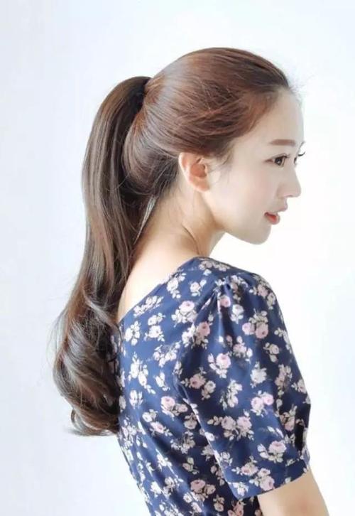 上面扎马尾下面披发是什么发型_男女皆宜的流行发型,显轻盈减龄,春夏换新必备! 上面扎马尾下面披发是什么发型_男女皆宜的流行发型,显轻盈减龄,春夏换新必备!