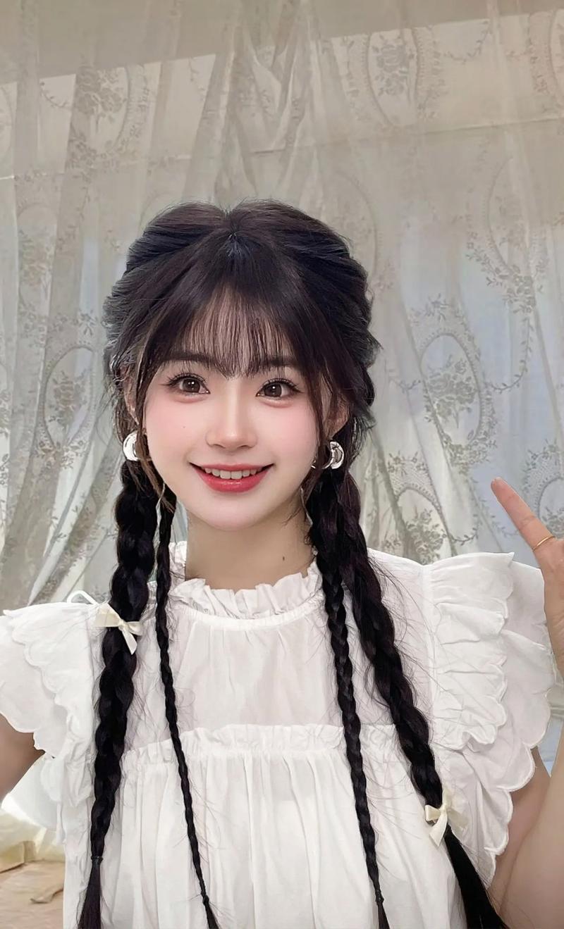 硬发质长脸适合什么双马尾发型_长脸硬发女，双马尾刘海显温柔