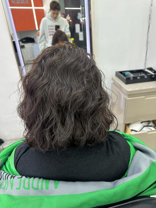 烫完头剪短发头发长的很慢_烫发短发，发量没变慢？别被误导了！