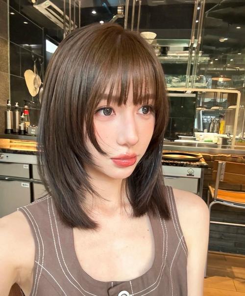 黑发层次感锁骨发有刘海_锁骨发分层灵动，甜美时尚，打理方便！