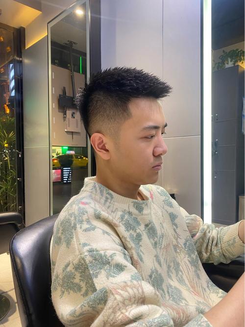 男头尖适合什么发型_中长遮尖分，短发蓬松侧分显宽