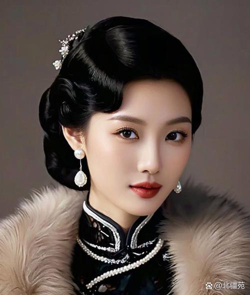 老上海发型女烫发_上海时髦阿姨，卷发花裙活力足！