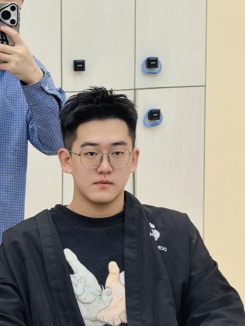 男适合圆脸的发型_圆脸男生修颜发型推荐