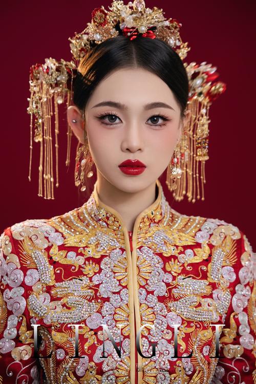 穿秀禾服的发型_圆脸新娘高颅顶发型推荐，显气质优雅！