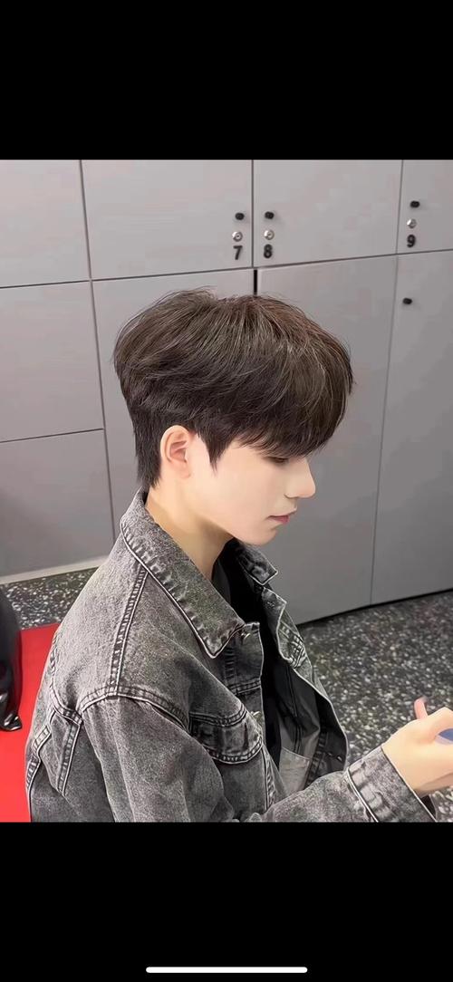 男长脸适合什么发型_短发蓬松刘海修饰长脸型