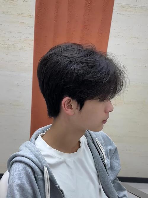 剪微分碎盖需要烫头发吗_微分碎盖发型，简单打理显脸小