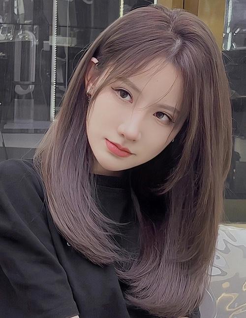 齐稀疏刘海直发发型女_齐刘海显年轻 修颜配黑直发