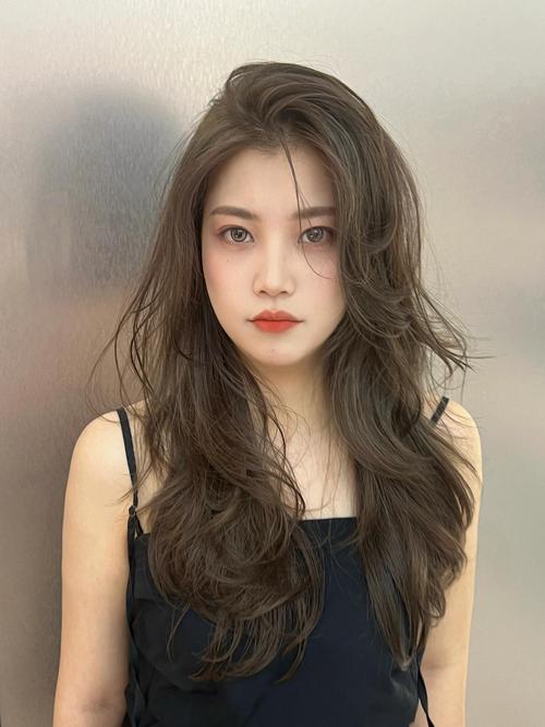 36岁染头发什么颜色更显年轻_黑茶冷棕蜂蜜色，显白提气色