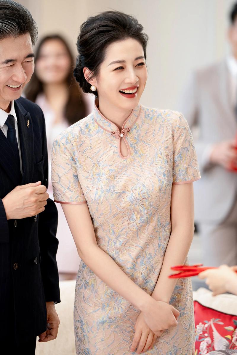 喜妈妈最火的三款发型_低马尾精致,盘发高贵时尚 喜妈妈最火的三款发型_低马尾精致,盘发高贵时尚