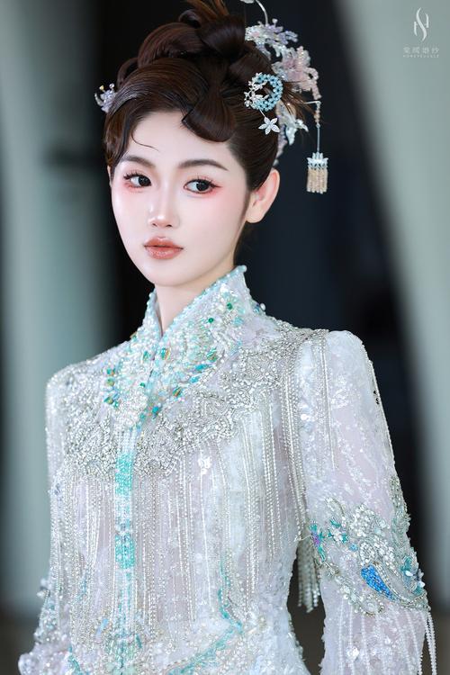 秀禾发型简单大气_秀禾发型配秀禾服，优雅又显气质