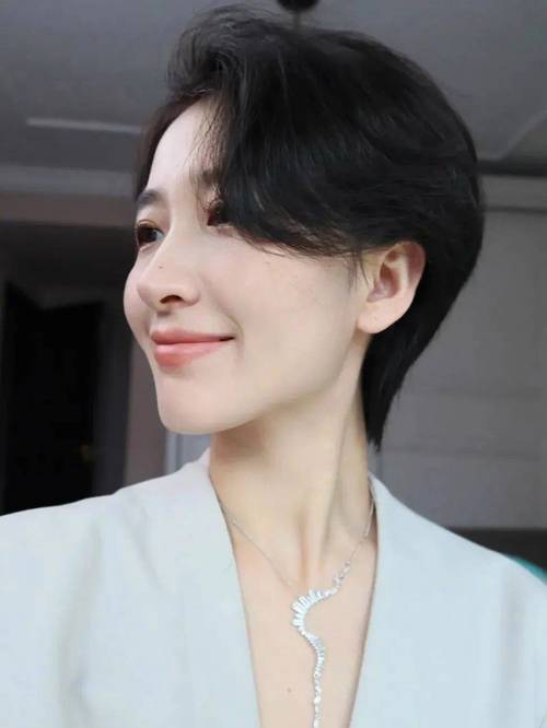 职场干练气质短发型女_职场女性短发造型,干练又气质! 职场干练气质短发型女_职场女性短发造型,干练又气质!