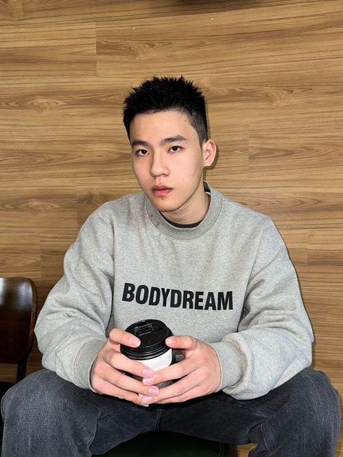 比寸头长一点的发型叫_利落时尚又显年轻 比寸头长一点的发型叫_利落时尚又显年轻