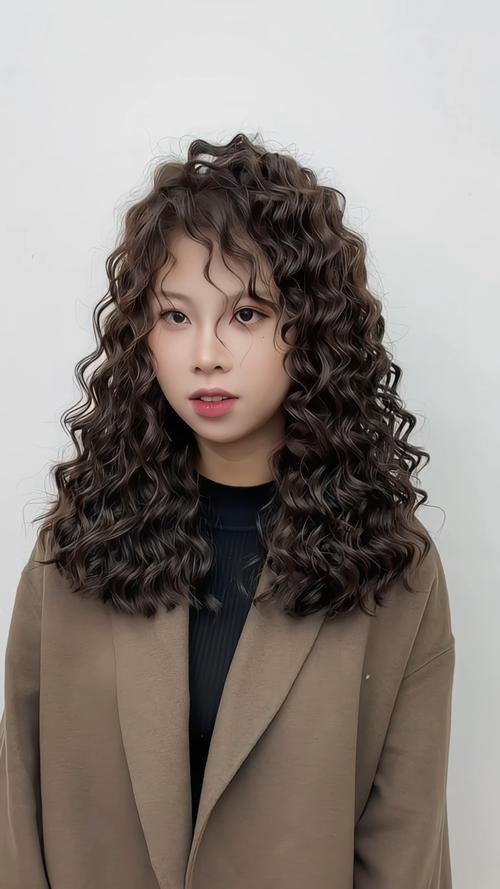 只烫头顶的发型叫什么_高颅顶烫发显脸小，显白减龄，打理方便！