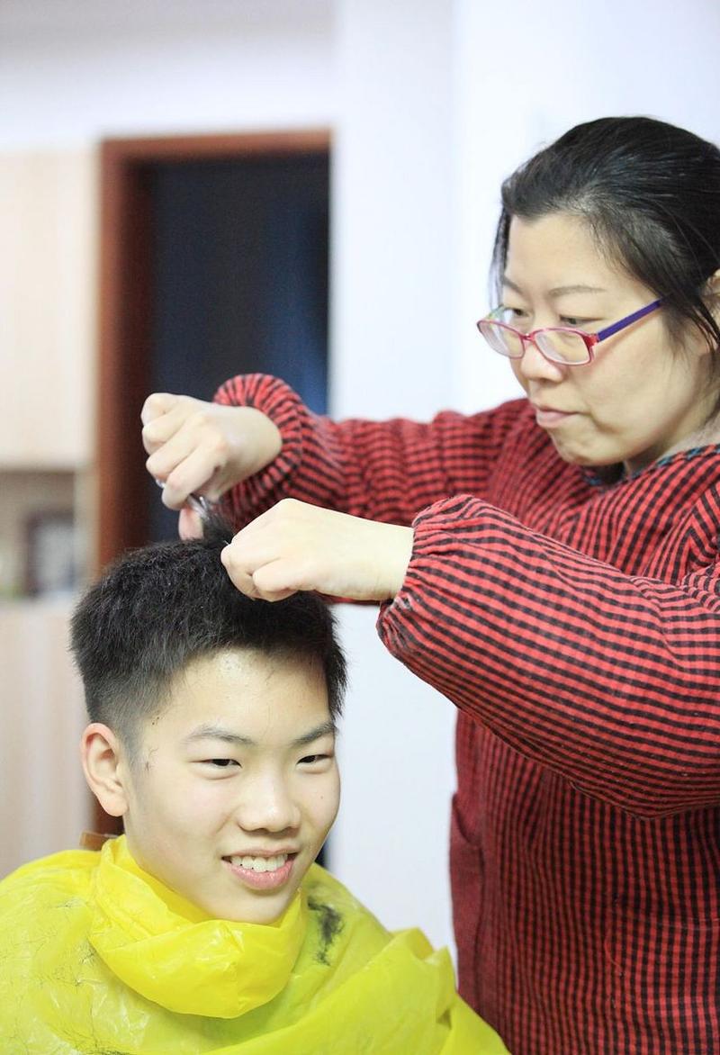 正月适合剪头发吗_正月理发有讲究？