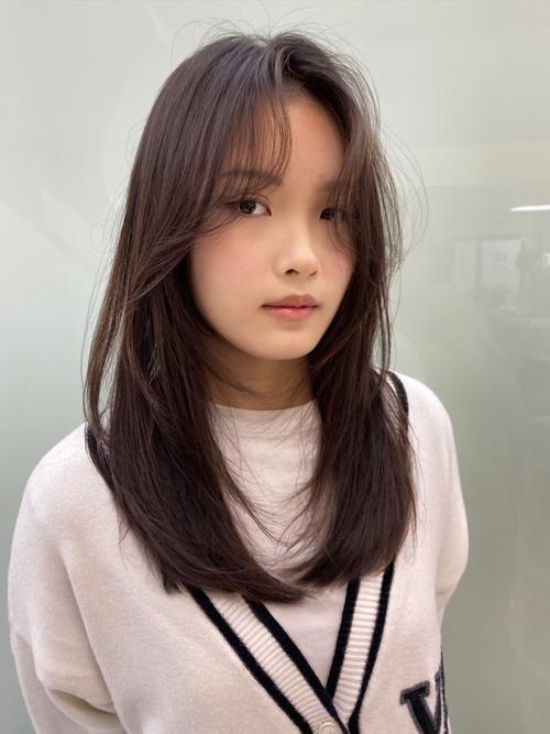 c卷内扣发型_轻盈显脸小，春夏流行选它！