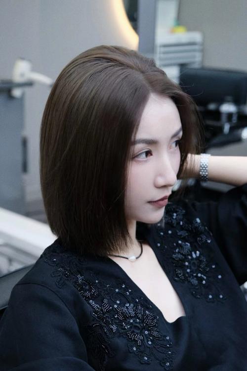 -中分齐肩短发_优雅干练，气质百变