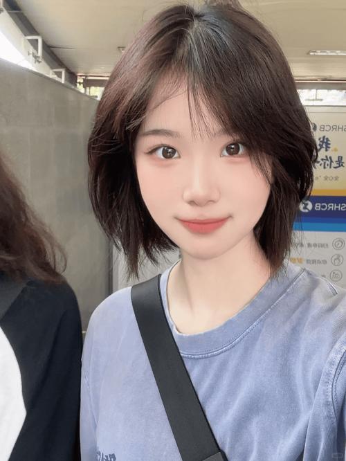 高中生女生短发发型帅气_高中生女生流行短发，清爽易打理，展现青春活力