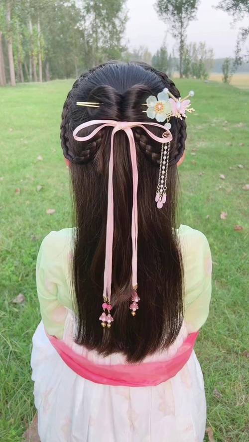 后面绑两个小发簪叫什么发型_简单丸子头搭配小发簪，复古又清新