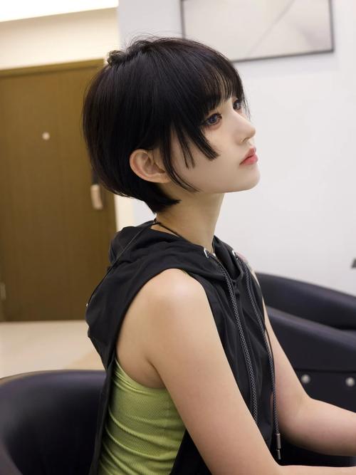 成熟干练的短发女_优雅自信，历久弥新