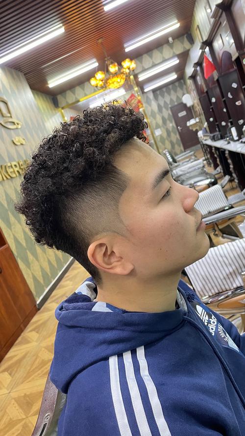 黑人烫头发最短几厘米_Afro辫子绵羊卷，蓬松个性打理方便