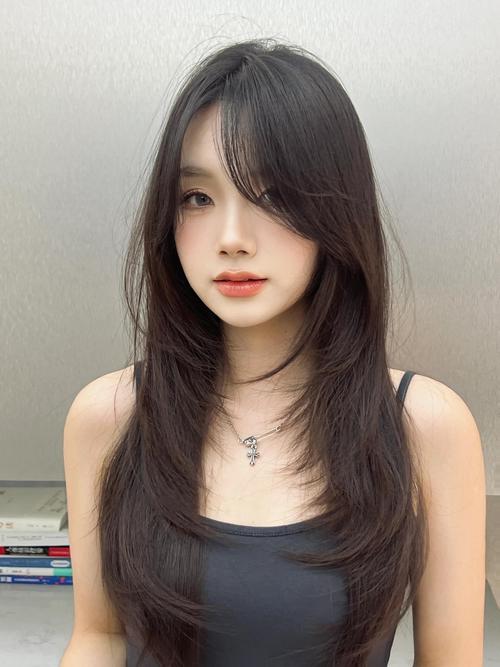 想剪头发不知道什么发型适合自己_选对发型显脸小，脸型发质是关键！