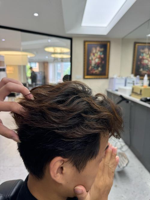 鱼尾凌乱外翻烫男士发型_时尚个性，不挑脸型，打造年轻焦点！