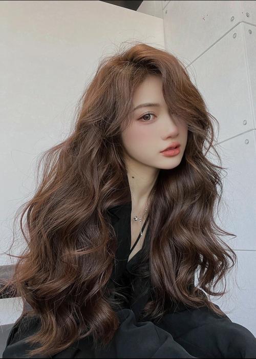 凸额头女生适合发型_高额头女生告别困扰，短发长发皆可美