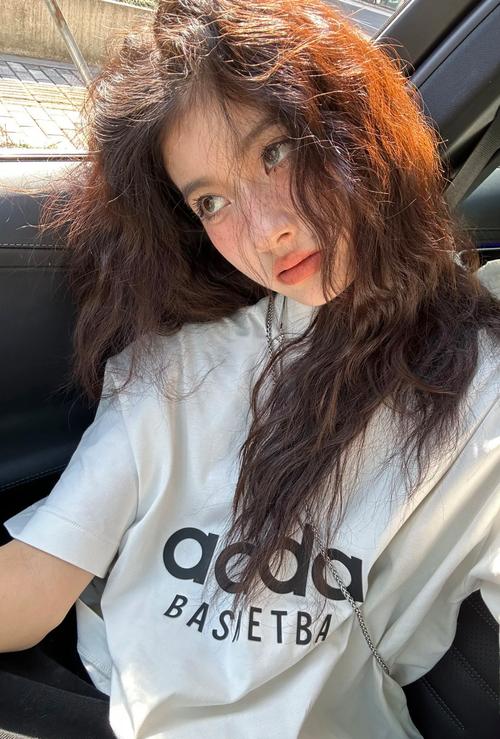 似烫非烫的女生发型_似烫非烫微卷发型，自然又时尚！