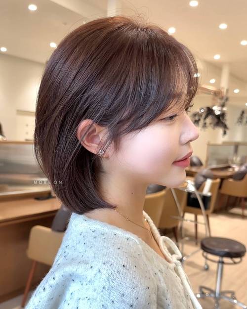 今秋流行发型_高颅顶双马尾慵懒低丸子头，层次短发复古卷发，打造高级感！