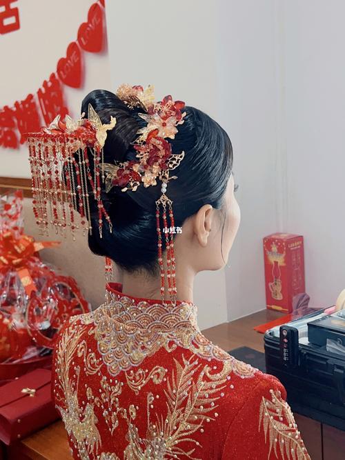 秀禾服发型搭配，显气质选对发饰！