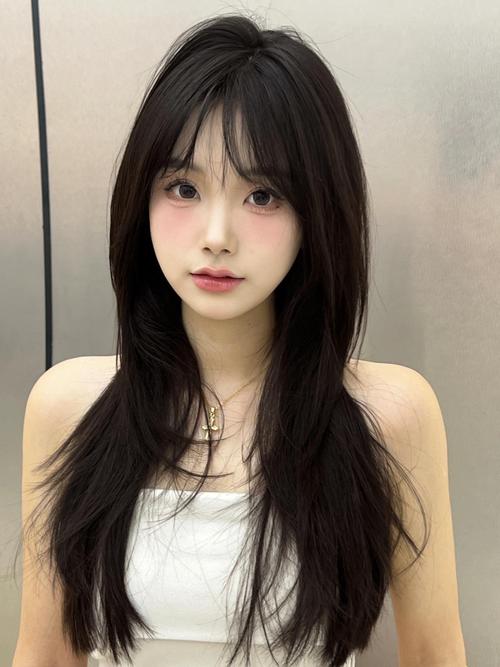 帮我换个好看的发型_秋冬流行半长发，找对发型显气质！