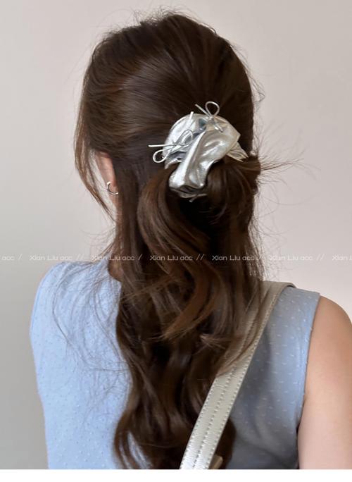 发绳绑在头发尾部的发型_马尾辫系发绳，时尚个性好简单