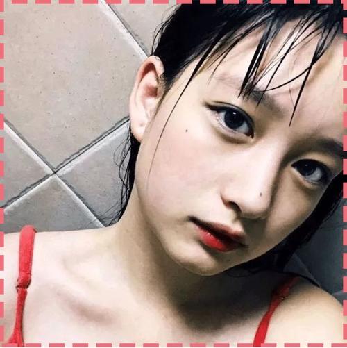 18岁女生化妆全过程_选对粉底素颜霜，油皮用粉饼，修容眼影腮红唇泥有讲究