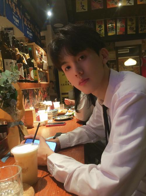 男的化妆会显年轻吗_男性护肤化妆很普遍，清洁保湿防晒是关键